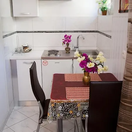 Lägenhet Apartments Crvena Orhideja *