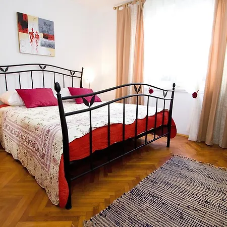 Apartment Apartments Crvena Orhideja *