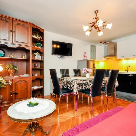 Apartments Crvena Orhideja Apartment Split