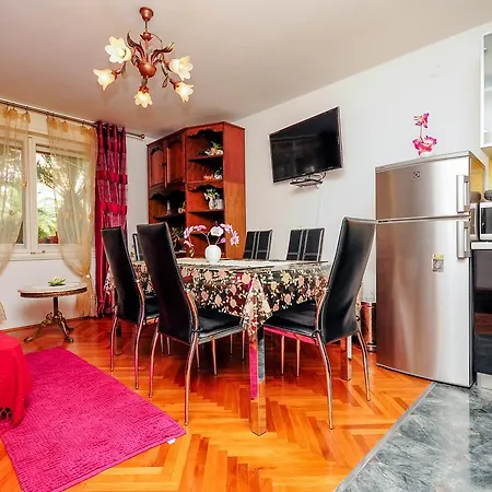 Crvena Orhideja سبليت