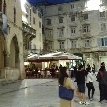 Crvena Orhideja سبليت